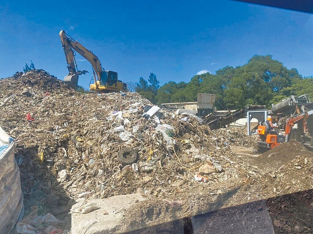 為解決營建廢棄物亂倒問題,桃園市環保局2022年8月1日發布「桃園市裝潢修繕廢棄物簡易分類貯存場輔導管理暫行要點」,有民代質疑該要點違法。(讀者提供/賴佑維桃園傳真)