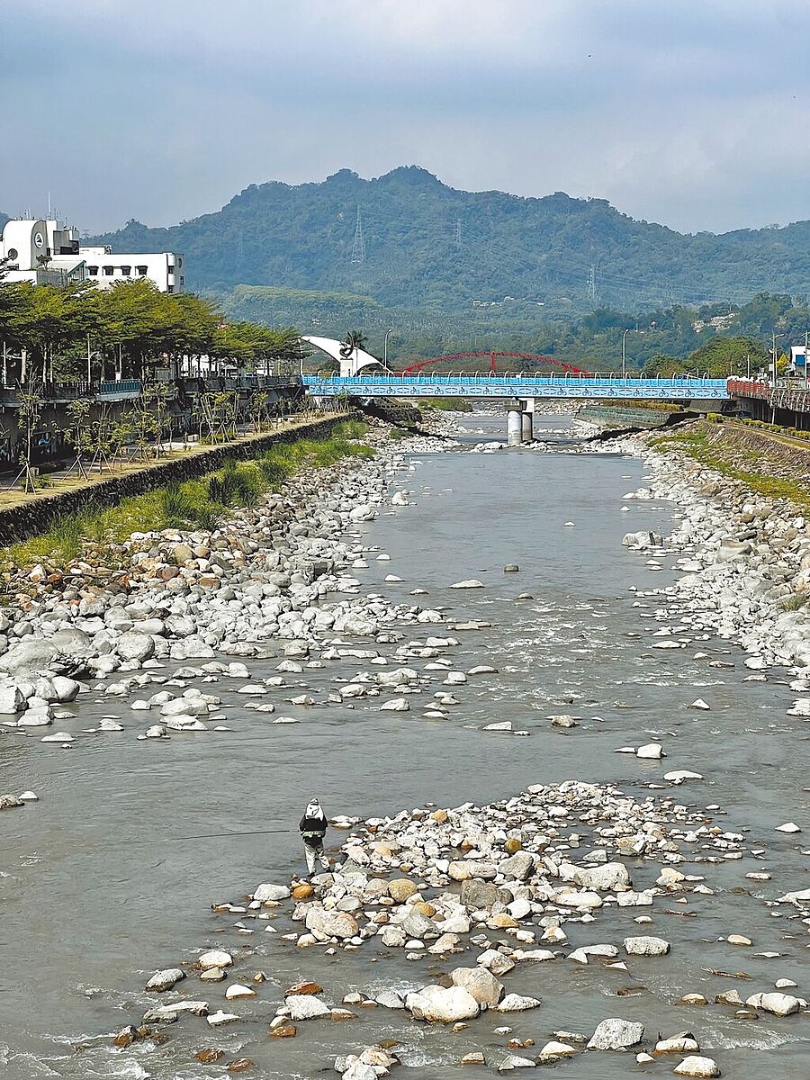 居民懷疑日月潭水力發電排砂害水里溪變水泥溪，台電解釋是台水公司在水里溪進行埋管工程導致。（民眾提供／楊靜茹南投傳真）
