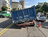 台中鬧區冒出天坑　貨車「熊熊陷下去」卡路中動彈不得