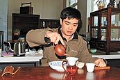 拜師3年即獲獎　青年返鄉製茶 一泡而紅