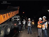 了解路平專案進度與成效　吳志揚深夜現勘