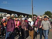 初冬暖陽普照好天氣　竹東千人結伴健走真舒暢