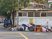 中和民有自治街口　垃圾亂丟成山