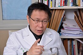 「說真話是強者的權力！」他突然這樣開場。大家很好奇為什麼他這麼敢講、砲火猛烈、言之有物，他說：「身為台灣看最多往生者的醫生，看待人生只有插管跟沒有插管兩種結局。死亡不是目的，生命只是一個過程。這樣哲學性與神學性的用語，跟年紀增長有關。」因為不在乎，不怕得罪人，柯文哲自己說不是誠實而是驕傲，只有強者才不屑說謊話，縱使說錯話也忍受得起。