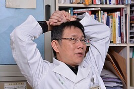 台大醫師柯文哲,民進黨台北市長黨內初選候選人,談到兒女時無奈的感嘆工作繁忙,陪伴兒女時間甚少。