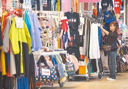 
消費者信心極度悲觀；中央大學台經中心28日公布4月CCI為68.21點，不僅較上月明顯下跌3.65點，指數也創近1年來新低。圖為服飾店員工正在整理展示商品。（本報資料照片）

