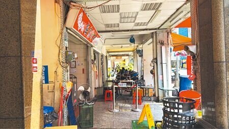 《高雄市騎樓管理自治條例》通過3年,但攸關商家能否延伸性營業,礙於申請辦法卡關未公告,迄今沒有業者申請,若遭檢舉仍會受罰。(柯宗緯攝)
