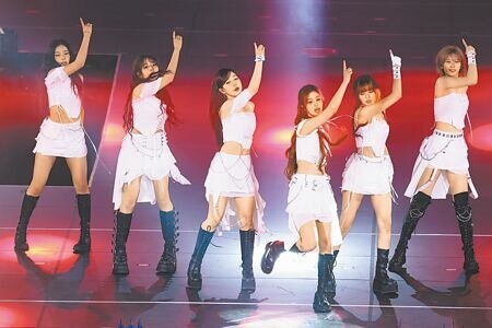 27日在台北大巨蛋開打的職棒「龍象大戰」,開球表演嘉賓找來韓國女團NMIXX。圖為NMIXX於20日在林口體育館開唱。(鄧博仁攝)