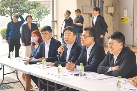 立法院交通委員會28日前往高鐵新竹站考察,交通部長陳世凱(前中)指示周邊優化工程要如期完工,西側相關資訊也要讓民代知悉。(邱立雅攝)