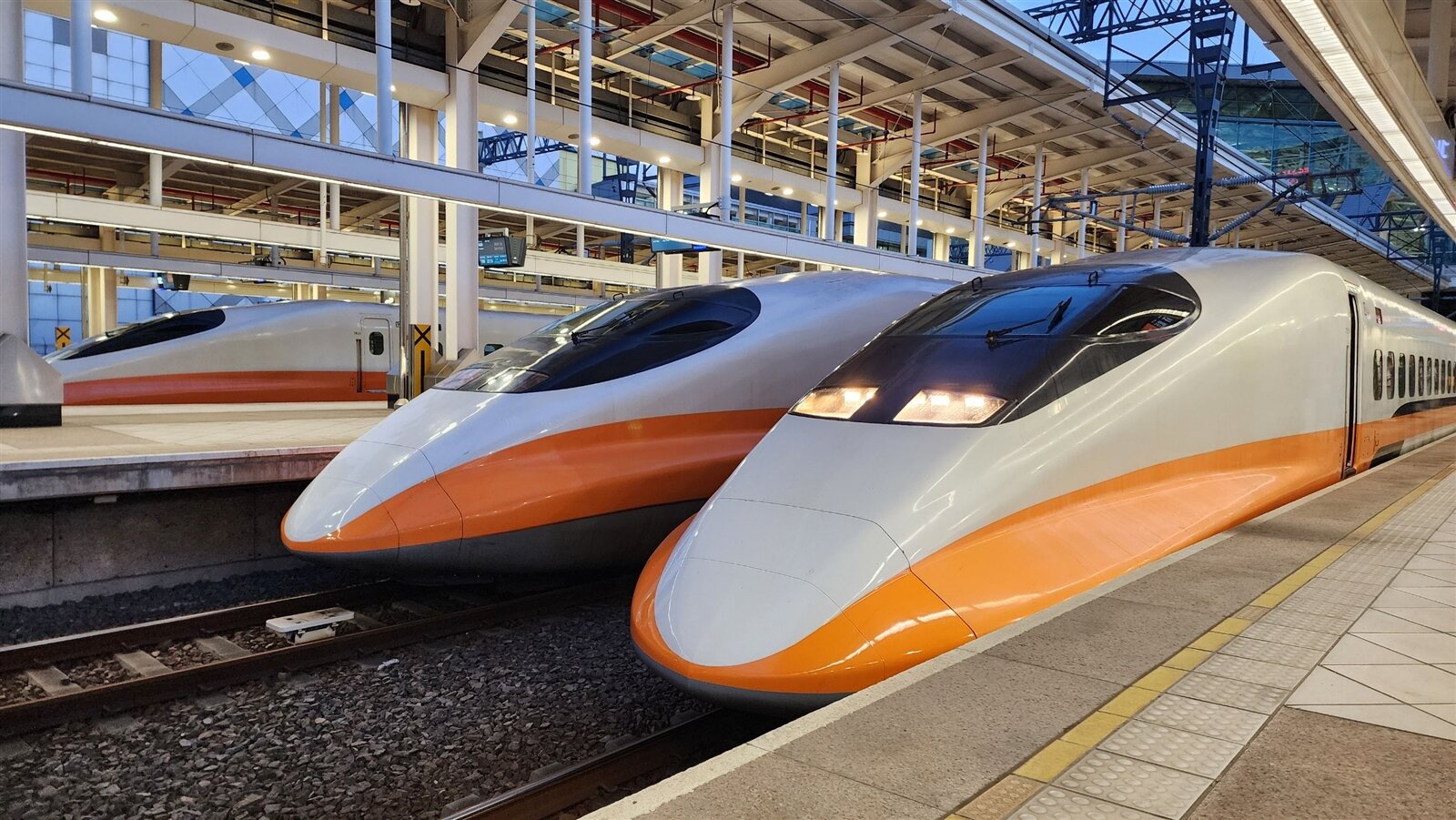 高鐵4月14日發生通車18年來首例「過站不停」疏失,該名駕駛近暫停駕駛勤務3個月,近日通過尿檢,未來需接受內部受訓2個月,並通過航醫心理素質評估,才能再回到駕駛勤務。高鐵示意圖。記者胡瑞玲/攝影