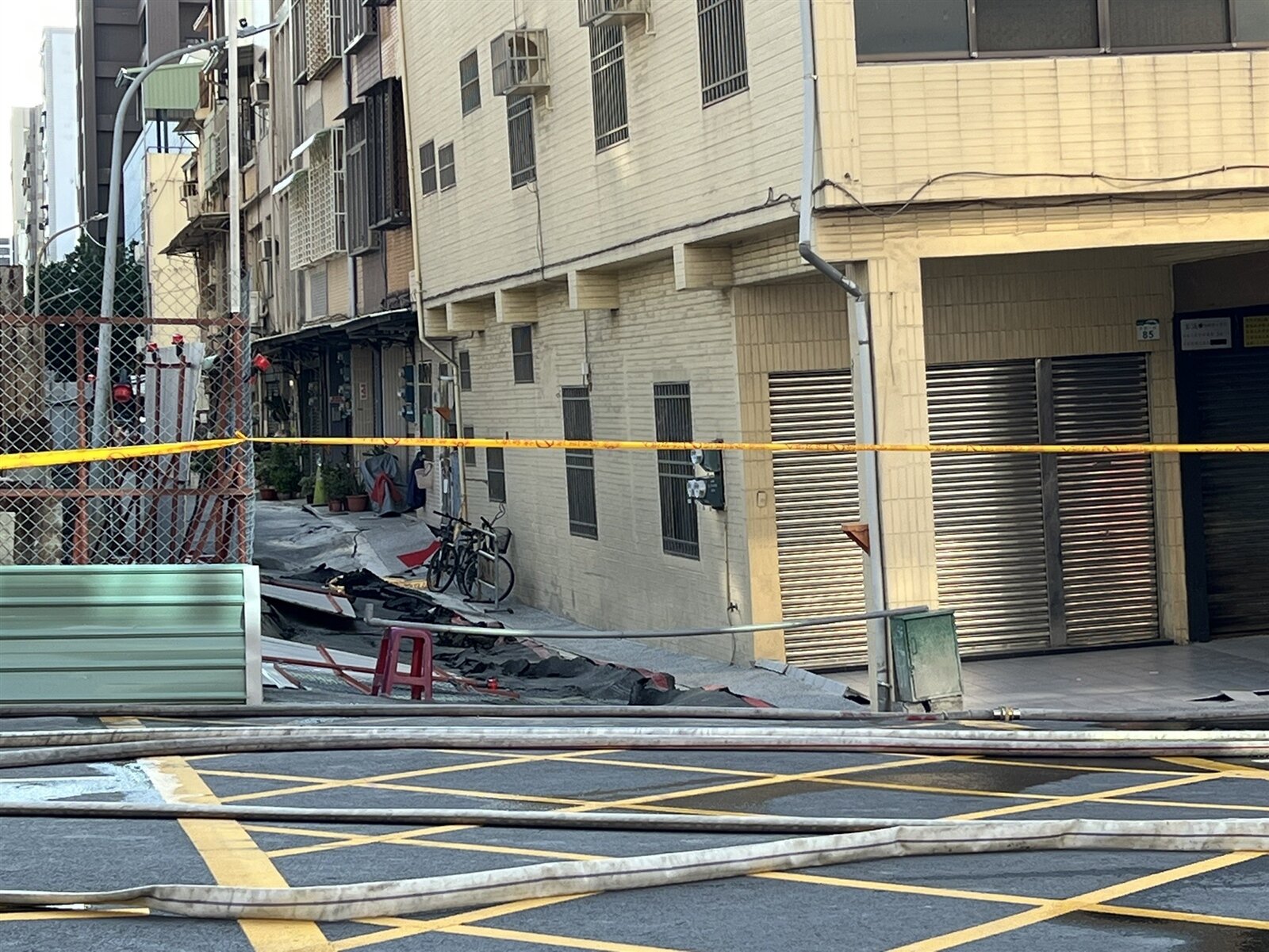 高雄市自強一路一處建築工地發生地基塌陷,造成周邊多棟住宅受損,其中有三棟連棟透天半傾,無法住人,總計有7戶強制拆除。本報資料照片