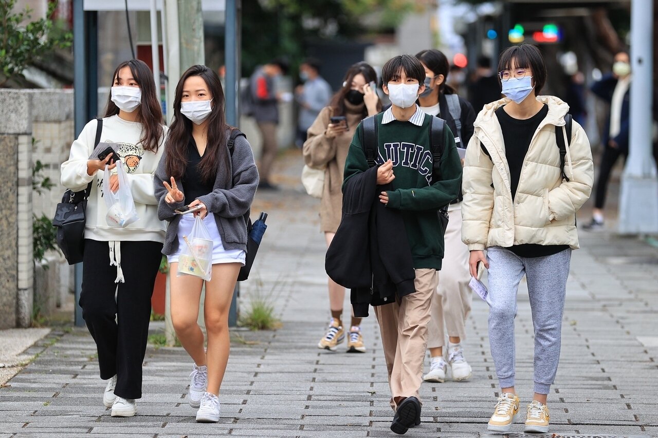 詐團又變招,銀行發現,有詐團假借代辦貸款,詐取民眾自然人憑證、密碼及身分證影本後,再大量開設各銀行數位存款帳戶,讓民眾最終淪為人頭戶。圖/聯合報系資料照片