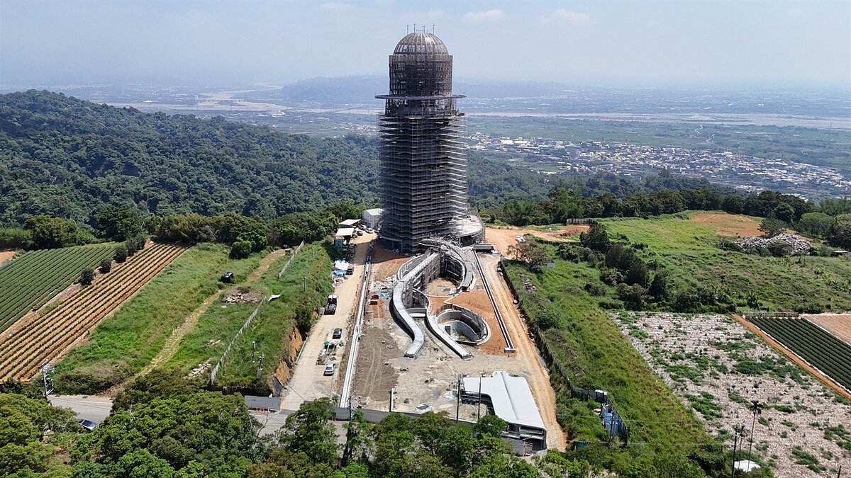 南投縣砸5.5億元在名間蓋高空觀景塔「松嶺之星」，主體結構完工，現正加緊進行園區綠美化及內部整修工程，最快明年初試營運。圖／南投縣政府提供