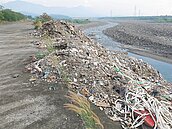 趁夜亂倒半年　新埤石頭公園變垃圾山