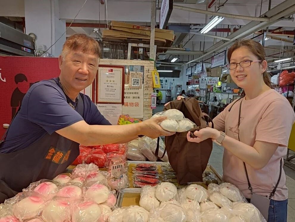新北41處公有市場轉型,不再主動提供購物用塑膠袋。圖/新北市環保局提供