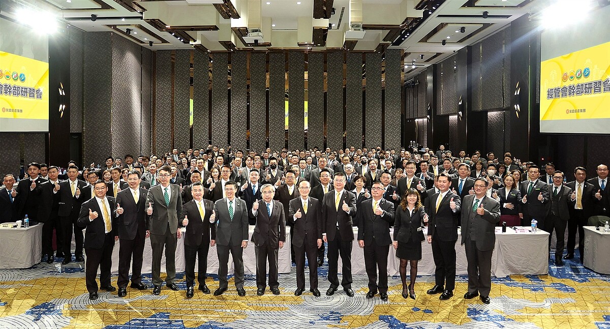 在孫慶餘董事長(圖右六)帶領下,永慶加盟獨有的共好共贏六優勢,是店東的強力後盾,以幫加盟店賺錢為使命。圖/永慶房產集團提供
