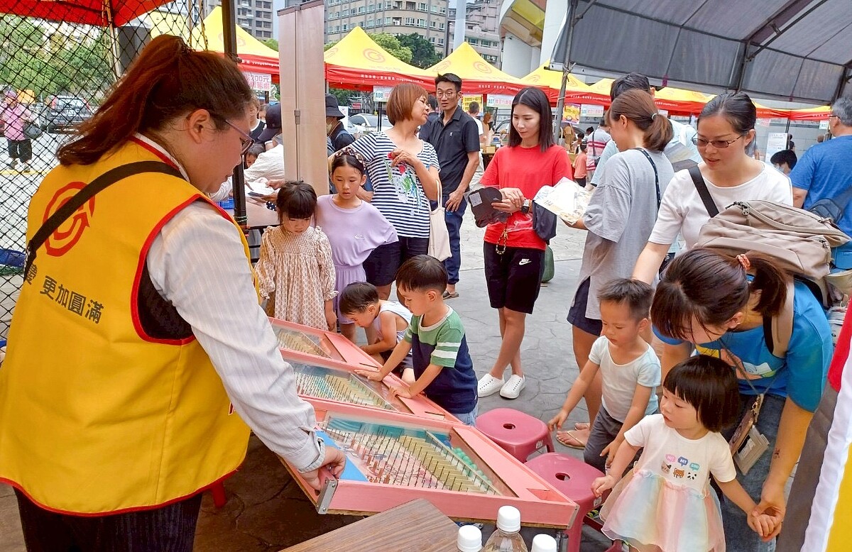 永慶房屋長期投入在地鄰里活動,提供單位所需物資,與在地居民建立深厚的感情。