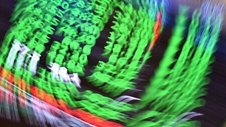 即使陷入全面衰退的風險仍低,但市場波動仍大,建議採取多元、彈性、防禦三軸並行策略,應對震盪的金融市場。圖∕本報資料照片