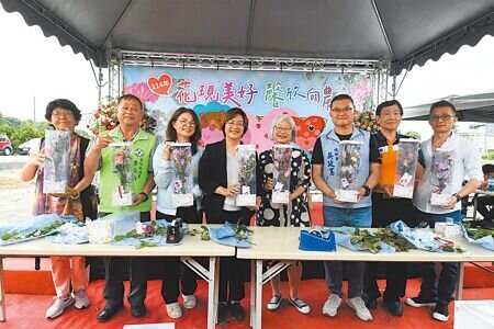 彰化縣康乃馨行銷推廣記者會29日在田尾鄉登場,縣長王惠美(左四)等人推廣彰化縣花卉特色產業。(葉靜美攝)