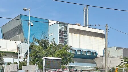 台東縣焚化廠即時監測網站的「環評承諾加嚴標準」近期改版後消失,挨批承諾跳票。(蔡旻妤攝)