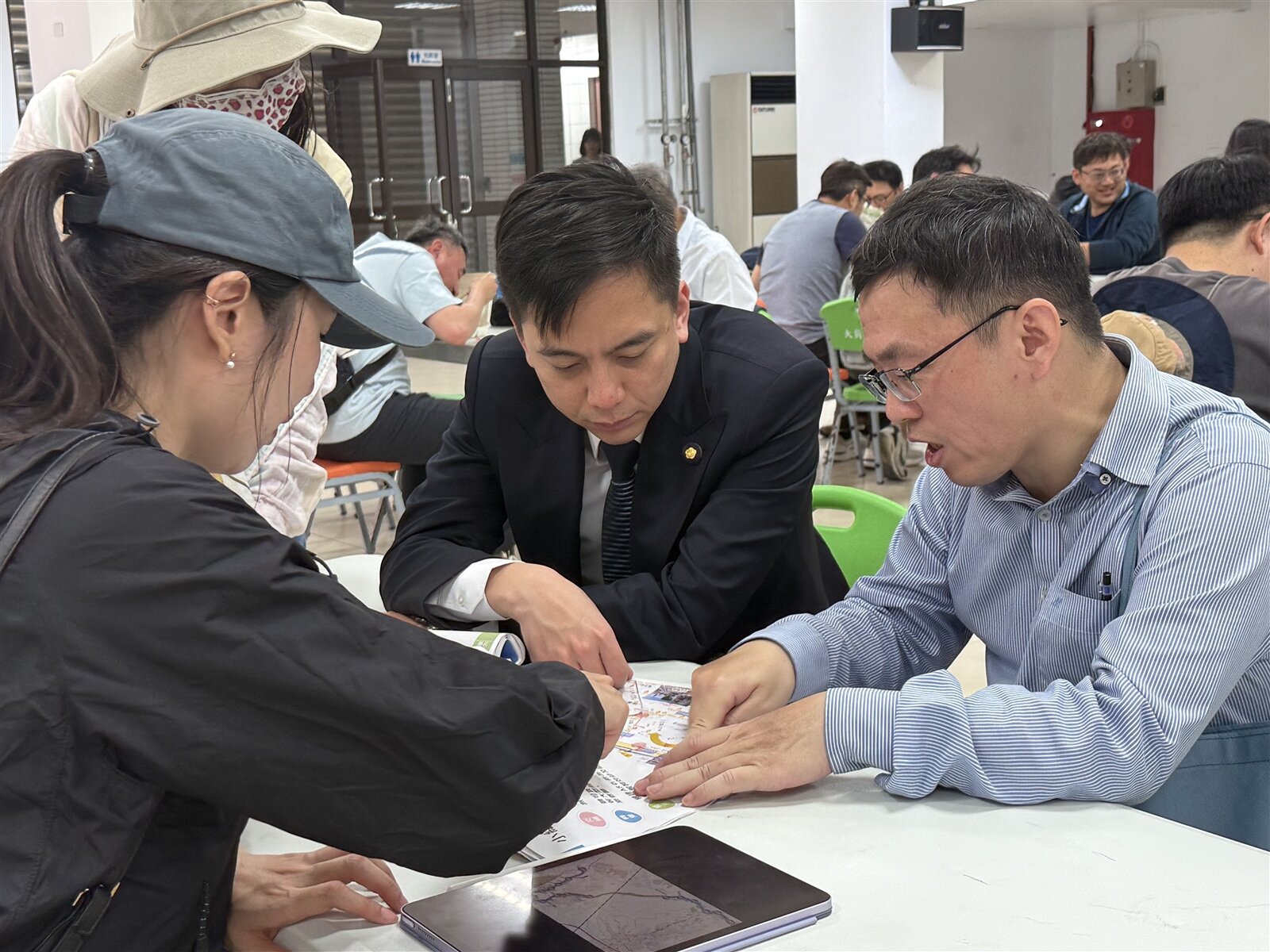 立法委員牛煦庭(中)先前在交通委員會質詢時提過相關提案,今與捷工局人員討論路線規劃。記者周嘉茹/攝影