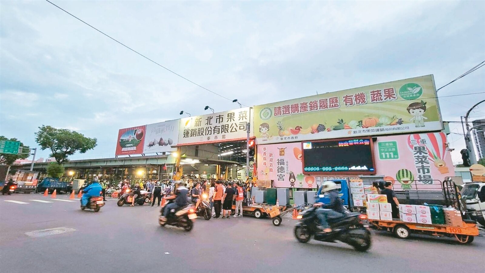 三重果菜市場使用超過40年,設備老舊,周邊交通壅塞,規畫遷往蘆洲,地方及業者仍有意見。本報資料照片