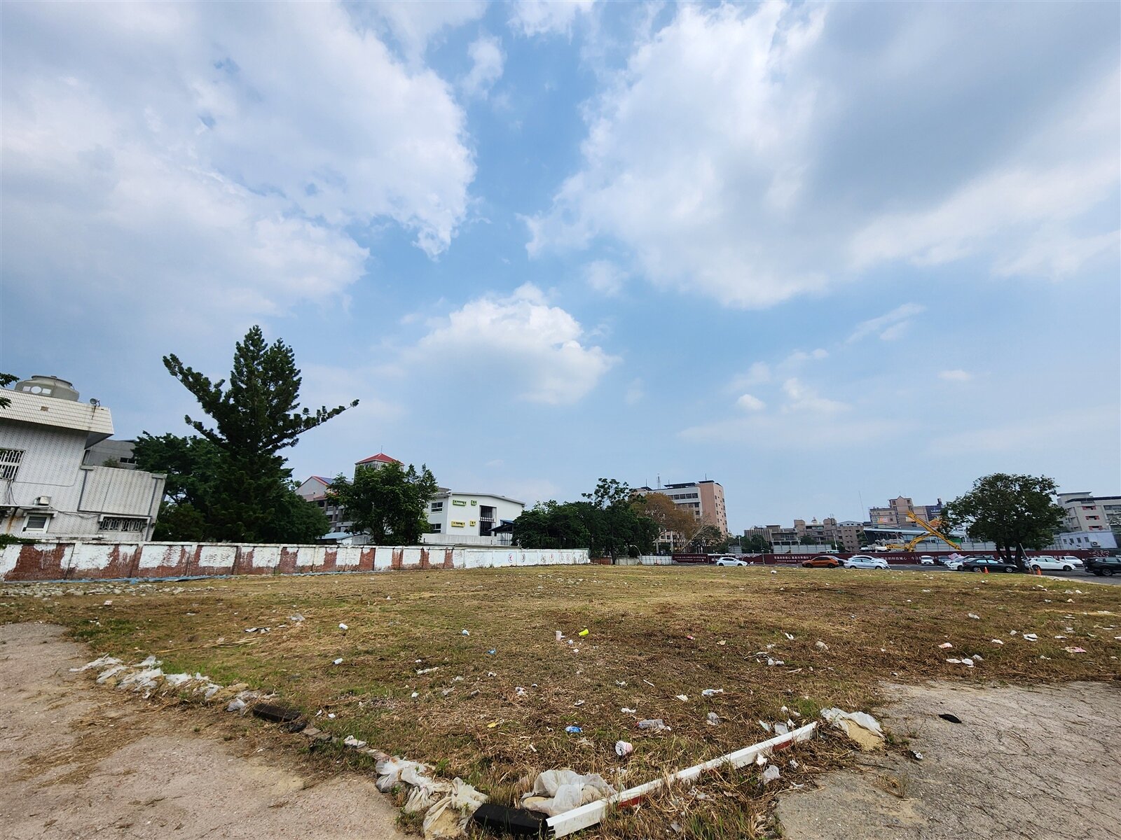 嘉義市政府執行民族國小西側公辦都更案第2期計畫，預計明年中辦理招商，圖為範圍內吳鳳游泳池拆除後現況。記者李宗祐／攝影 