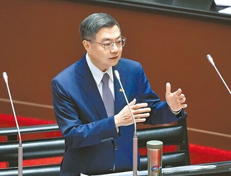 行政院提出4100億元特別條例,在野黨主張應改為普發現金1萬元,才能照顧人民;閣揆卓榮泰29日回應,若不穩定台電財務,漲電價恐連帶造成物價高漲,「對社會的衝擊遠超過1萬元放口袋」。(姚志平攝)