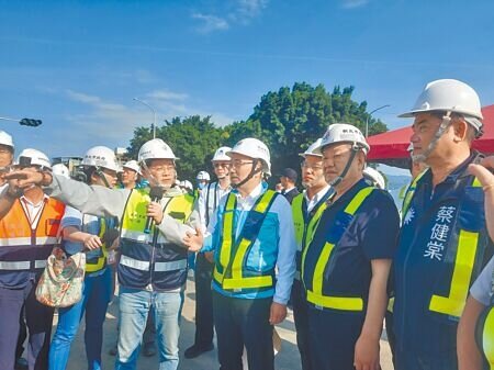 
新北市長侯友宜（前排右三）29日視察新泰塭仔圳二區道路工程。（張鎧乙攝）
