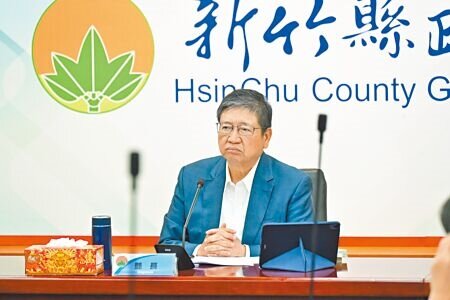 新竹縣政府今年因增獲配財源均未到位,預估全年總計恐少超過百億元,縣長楊文科29日憂心忡忡直呼事態嚴重。(陳育賢攝)