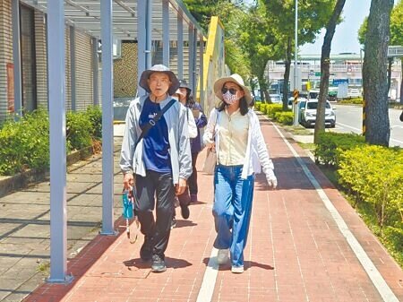 桃園市捷運工程局局長劉慶豐(左)29日和市府相關局處踏勘捷運長庚線,他說,實地踏勘可以加速跨局處討論,估計可減少半年以上可行性研究的時間。(賴佑維攝)