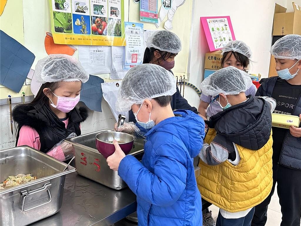 桃園市議員擔憂營養午餐不得使用基改食物和萊豬的禁令恐「被消失」,對美貿易談判會犧牲學童健康,教育局長劉仲成強調學童健康不會打折。圖/市府提供