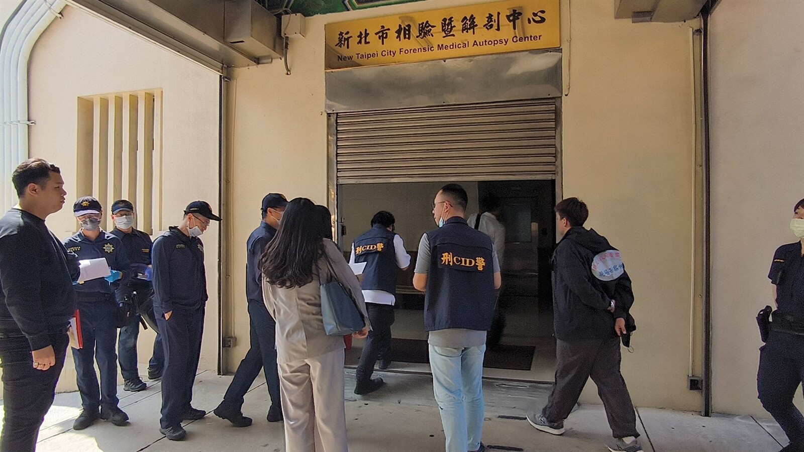 檢警今天下午在新北市立殯儀館相驗2人遺體。記者黃子騰／攝影 