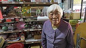 銅鑼101歲人瑞顧雜貨店譜傳奇　老客人：她腦筋好…