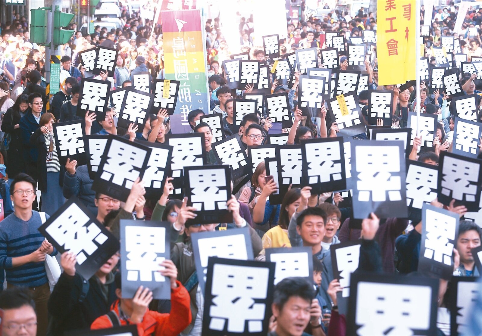 五一勞動節將屆,但多數勞工卻被高工時搞得很心累。圖/聯合報系資料照片