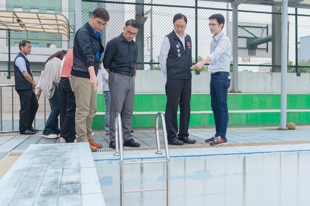 平鎮游泳池及附設籃球場、網球場前由平鎮區公所興建及管理，於79年完工啟用，目前設施老舊、損壞嚴重。圖：市府提供