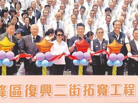 
台中市霧峰區復興二街是通往金陵山宗教園區必經之路，中市府投入4000萬元將路面從4公尺拓寬為8公尺，台中市長盧秀燕（前排左三）5日出席完工典禮。（潘虹恩攝）
