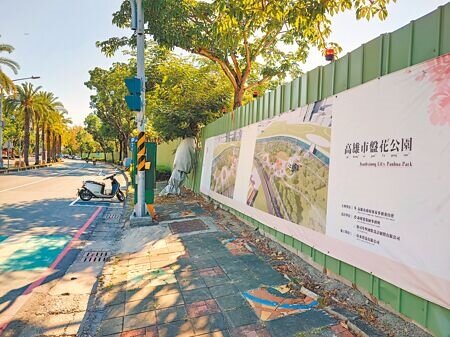 高雄市三民區正進行改造的客家盤花公園,遭路權團體、民代反映,施工期間行人動線不友善。(任義宇攝)