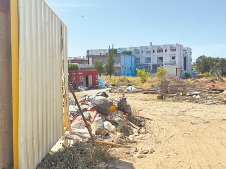 高雄仁武區灣內國小舊址空地長期閒置,近期居民發現,有無良人士會到舊校區空間內傾倒廢棄物、丟垃圾,環境變得髒亂,盼能好好整頓。(紀爰攝)