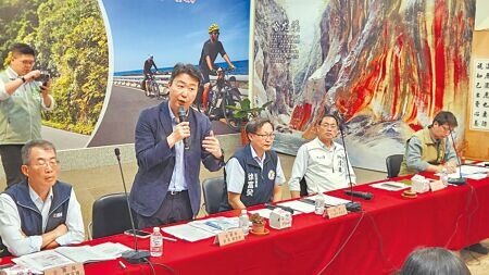 屏南快速公路計畫中B段枋寮至楓港假日塞車嚴重,交通部長陳世凱(左二)要求公路局優先評估施工。(羅琦文攝)