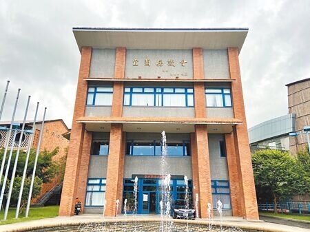 宜蘭縣生育津貼為每胎1萬8000元,另有2000元產檢補助,議員謝家倫、邱素梅5日在議會質詢時都認為宜蘭與外縣市相比偏低,希望能調高。圖為宜蘭縣議會。(吳佩蓉攝)