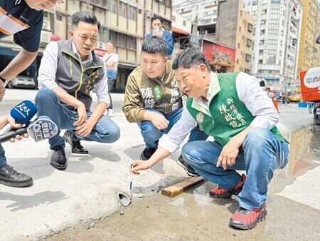 新北市三重區仁愛街人行道及路面改善工程,傳出落差約15公分,民進黨議員陳啟能(右一)5日邀相關機關會勘。(張鎧乙攝)
