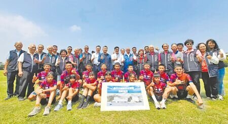 
台中市議長張清照（第3排左九）與民進黨立委蔡其昌（第3排左七）5日於牛埔仔運動公園舉辦台中市國際自由車館興建計畫會勘，與會出席有教育部次長張廖萬堅（第3排左八）、體育署署長鄭世忠（第3排左六）等人。（予菱攝）
