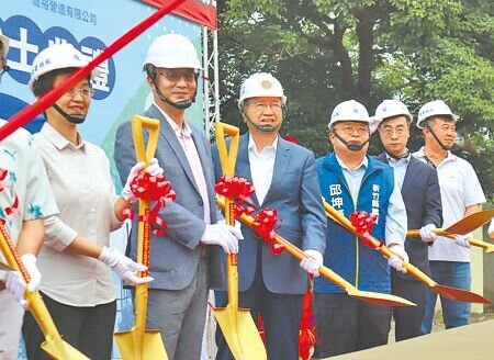 新竹縣北埔鄉公所5日舉辦綜合行政大樓暨親子公園新建工程動土典禮,縣長楊文科(右四)也出席動土儀式。(邱立雅攝)