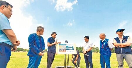 
台中市運動局運動設施科長林坤政（左三）簡報說明台中市國際自由車館興建計畫。（予菱攝）

