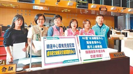 水湳轉運中心為台中第二座中部客運轉運樞紐,議員陳淑華(右三)要求市府給出啟用時間表。(陳淑娥攝)