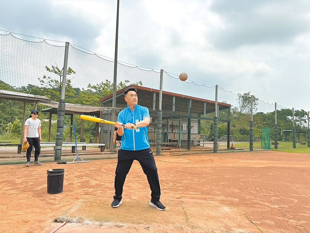 基隆市暖暖運動公園有服務中心滲水、壘球場照明不足、坡道設施不便等問題,基隆市立委林沛祥5日前往會勘,他表示,已向教育部體育署爭取1000萬元補助經費並核定,將透過工程改善設施。圖/立委林沛祥提供