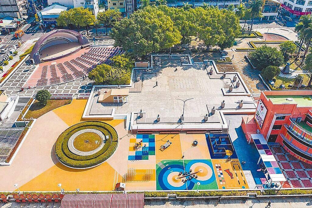 嘉義市多處公園遮蔭不足遭詬病,5日多位市議員紛紛建議市府建設處盡快改善。圖/取自市府建設處官網