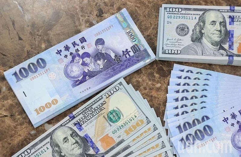 新台幣兌美元匯率2個交易日內(5月2日與5月5日)劇烈升值逾1元,吸引大量民眾湧入換匯,導致多家銀行系統壅塞。記者余承翰/攝影