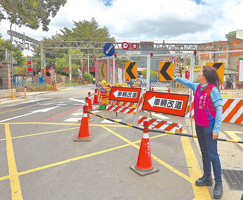 桃園市台鐵內壢後站交通最近屢屢拉警報,除3月初強降雨事件及4月底的不幸事故外,過去也不時有平交道事故傳出,市議員謝美英呼籲相關單位應制定相關流程。圖/謝美英提供